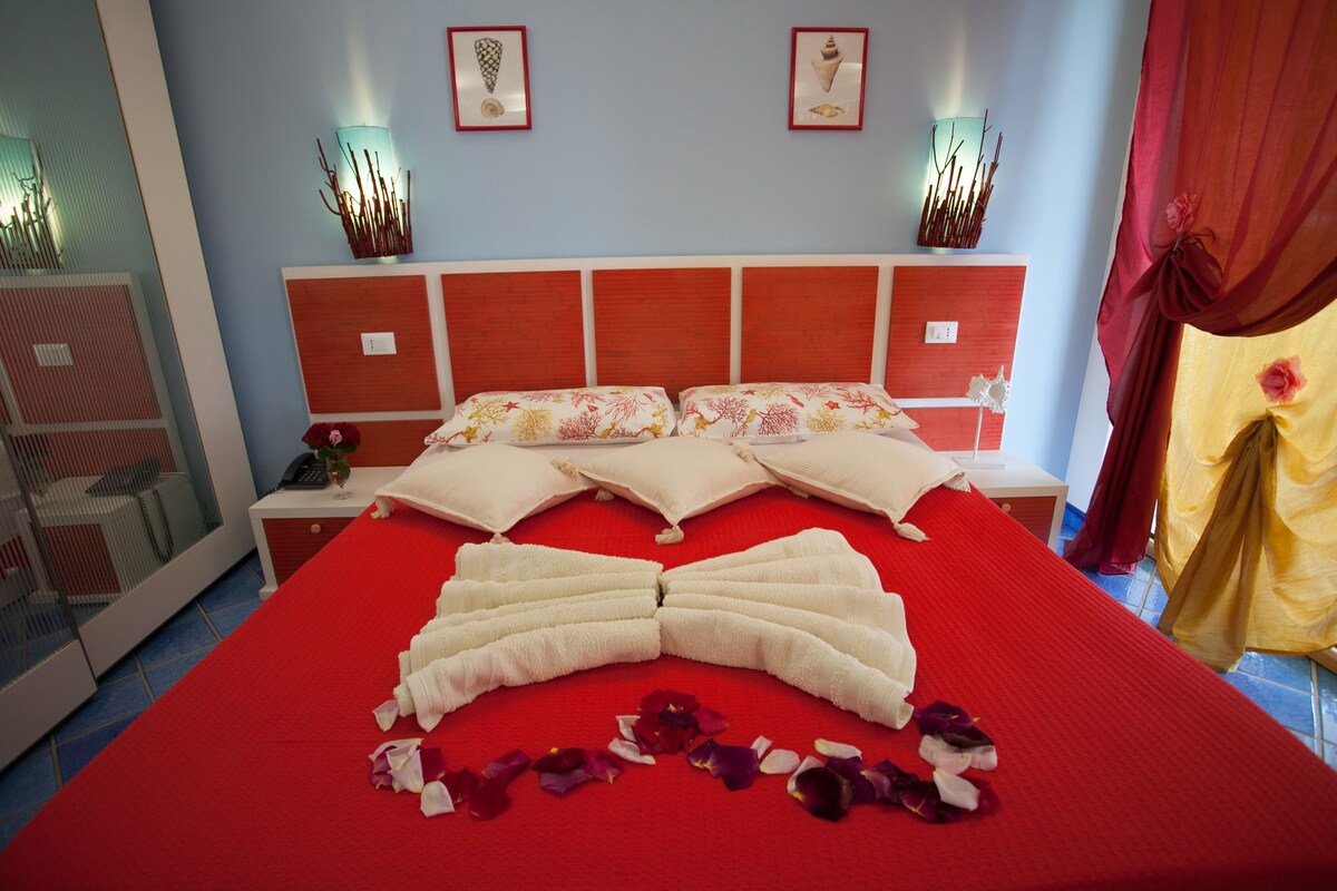 Premium bedding, in-room safe, individually decorated