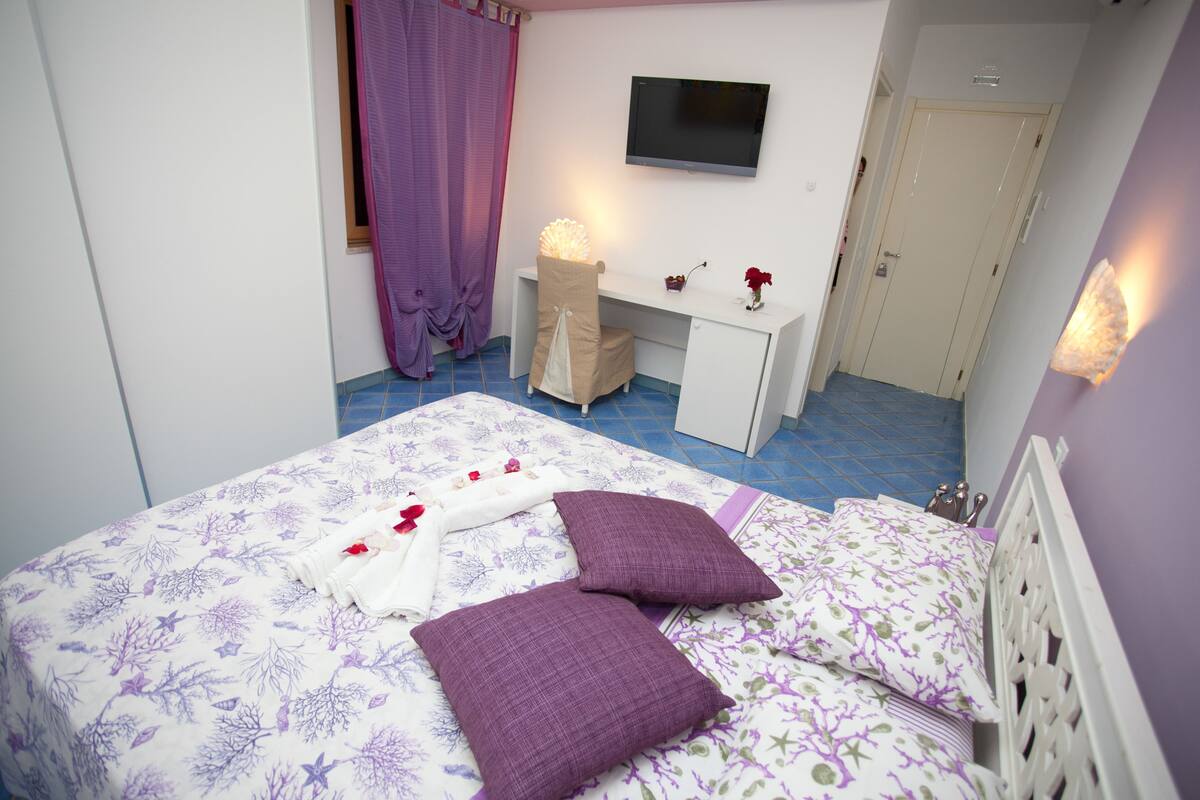 Habitación doble junior, vista al jardín (IPPOCAMPO) | Ropa de cama de alta calidad y caja de seguridad en la habitación