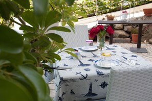 Outdoor dining - B&B Villa Pimm's (Zambrone)