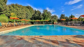 Piscina all'aperto, ombrelloni da piscina, lettini