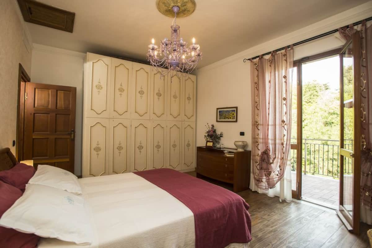 Cots/infant beds, rollaway beds, free WiFi