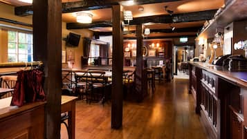 2 restaurants; lunch and dinner served