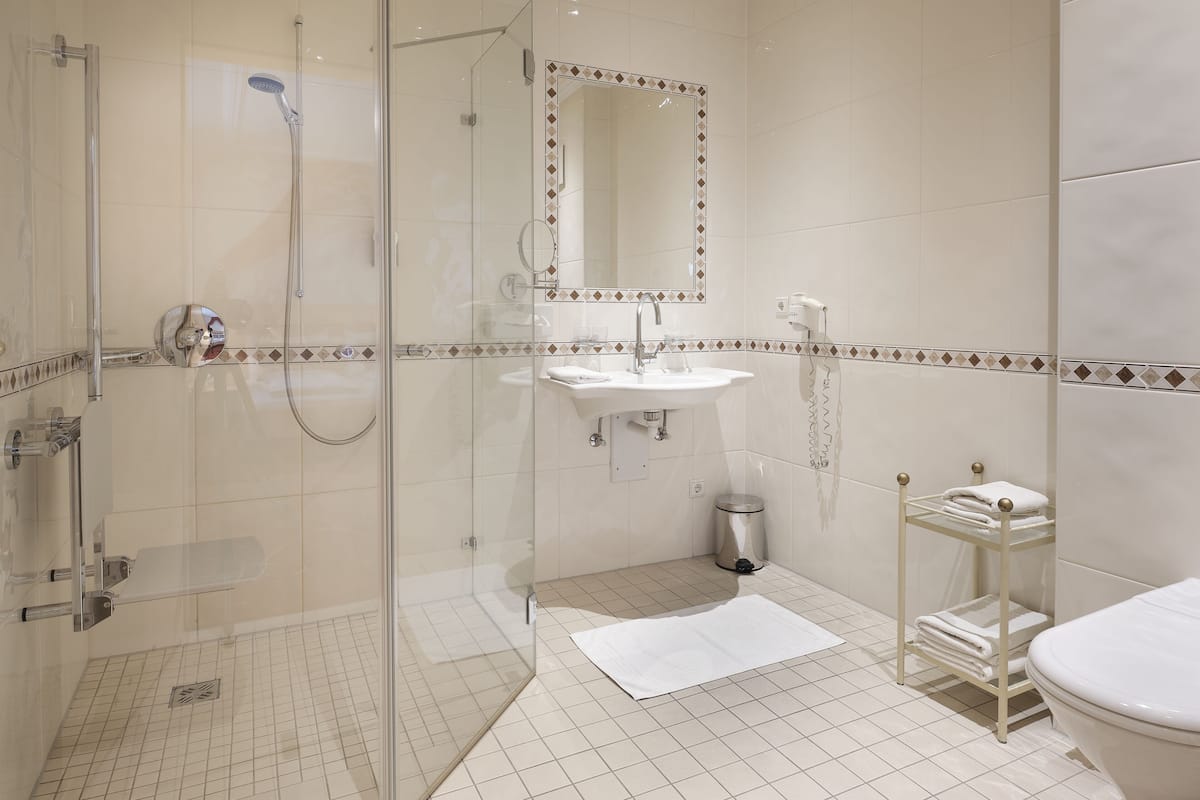 business double room, 1 queen bed | bathroom | free toiletries, hair dryer, towels, soap