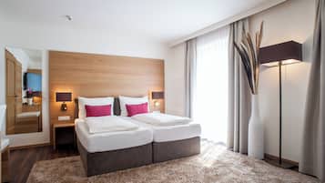 Hochwertige Bettwaren, Zimmersafe, individuell dekoriert