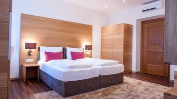 Premium bedding, in-room safe, individually decorated