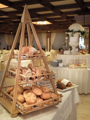 Desayuno buffet diario (EUR 25 por persona)