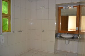 Chalet Double | Phòng tắm | Buồng tắm vòi sen, đồ dùng nhà tắm miễn phí, chậu vệ sinh/vòi rửa