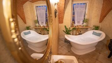 Een badkamer met twee toiletten, een wastafel en een spiegel.