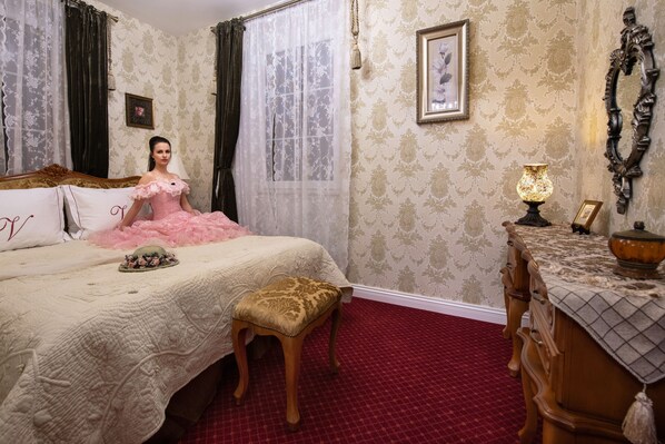 A room with a bed, a wooden bench, a dresser, and a lamp. - Rezydencja Grawert - Victorian Boutique & SPA (Ladek-Zdroj)