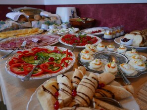 A buffet with various dishes including a salad, deviled eggs, and bread. - Rezydencja Grawert - Victorian Boutique & SPA (Ladek-Zdroj)