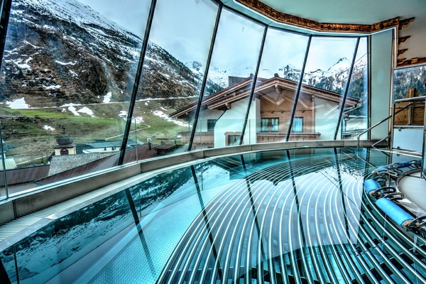Indoor spa tub
