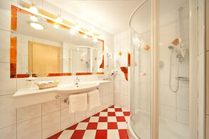 Chambre Deluxe double, balcon, vue sur la montagne | Salle de bain | Articles de toilette (gratuits), séchoir à cheveux, peignoirs
