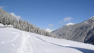 Un paisaje montañoso nevado con cielo despejado.