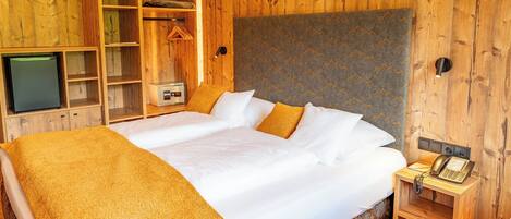 Single Room, Balcony | Hypo-allergenic bedding, in-room safe, free cribs/infant beds, free WiFi