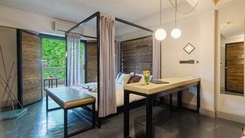 Senior Suite | Premium bedding, pillowtop beds, in-room safe, individually decorated