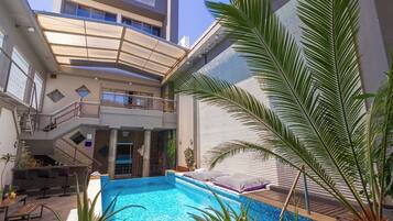 Outdoor pool, sun loungers