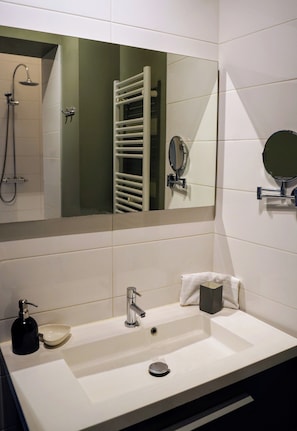 Habitación doble Deluxe (1st Floor) | Baño | Secadora de cabello y toallas