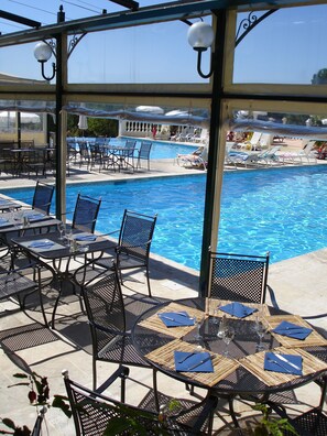 Seasonal outdoor pool, pool umbrellas, sun loungers - Mas Bellevue (Saint-Tropez)
