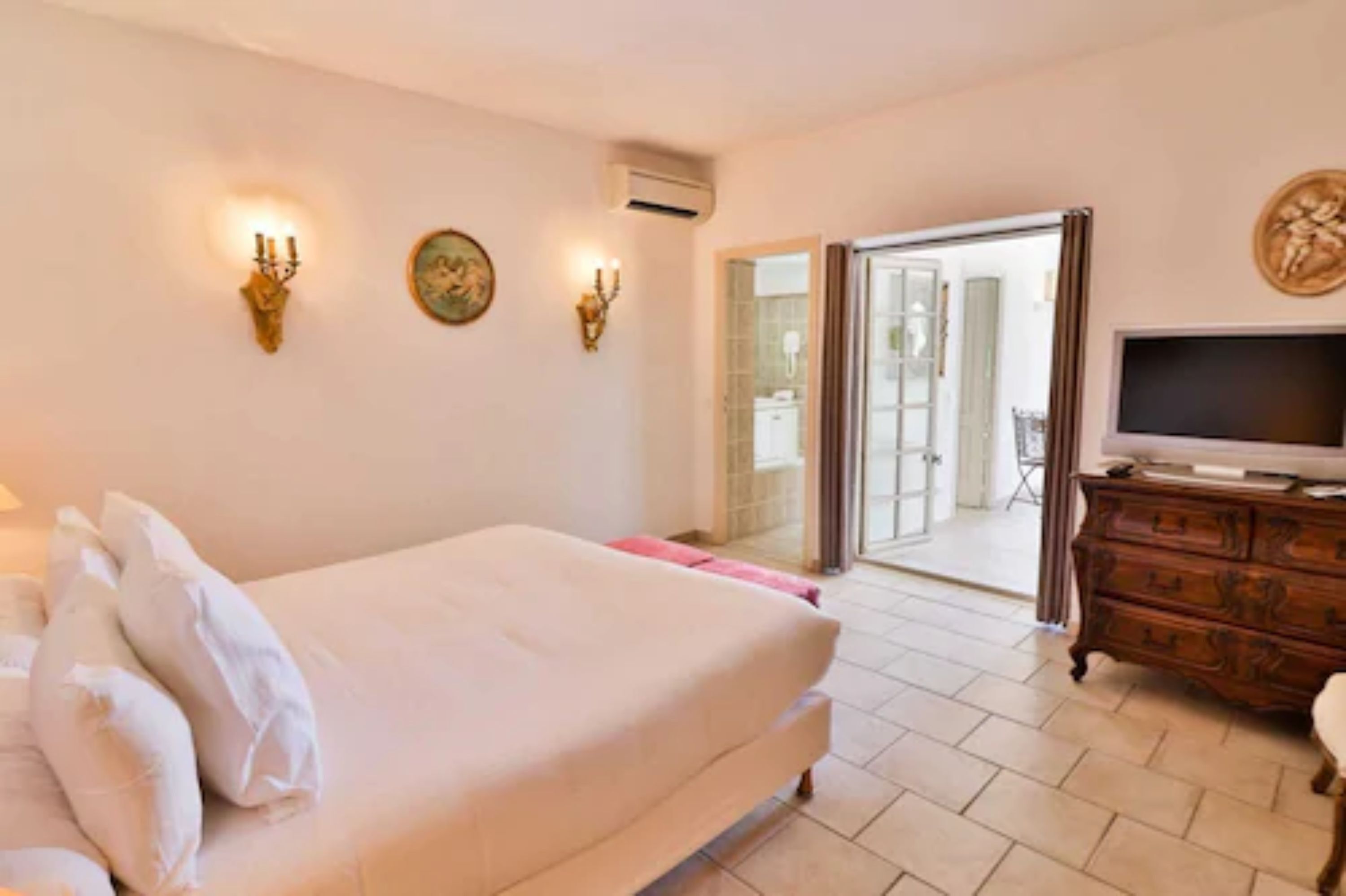 suite | minibar, in-room safe, blackout curtains, wifi