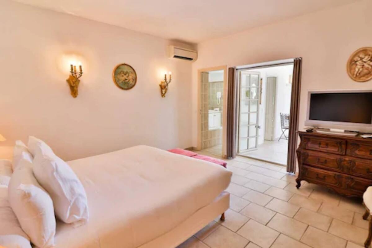 suite | minibar, in-room safe, blackout curtains, wifi