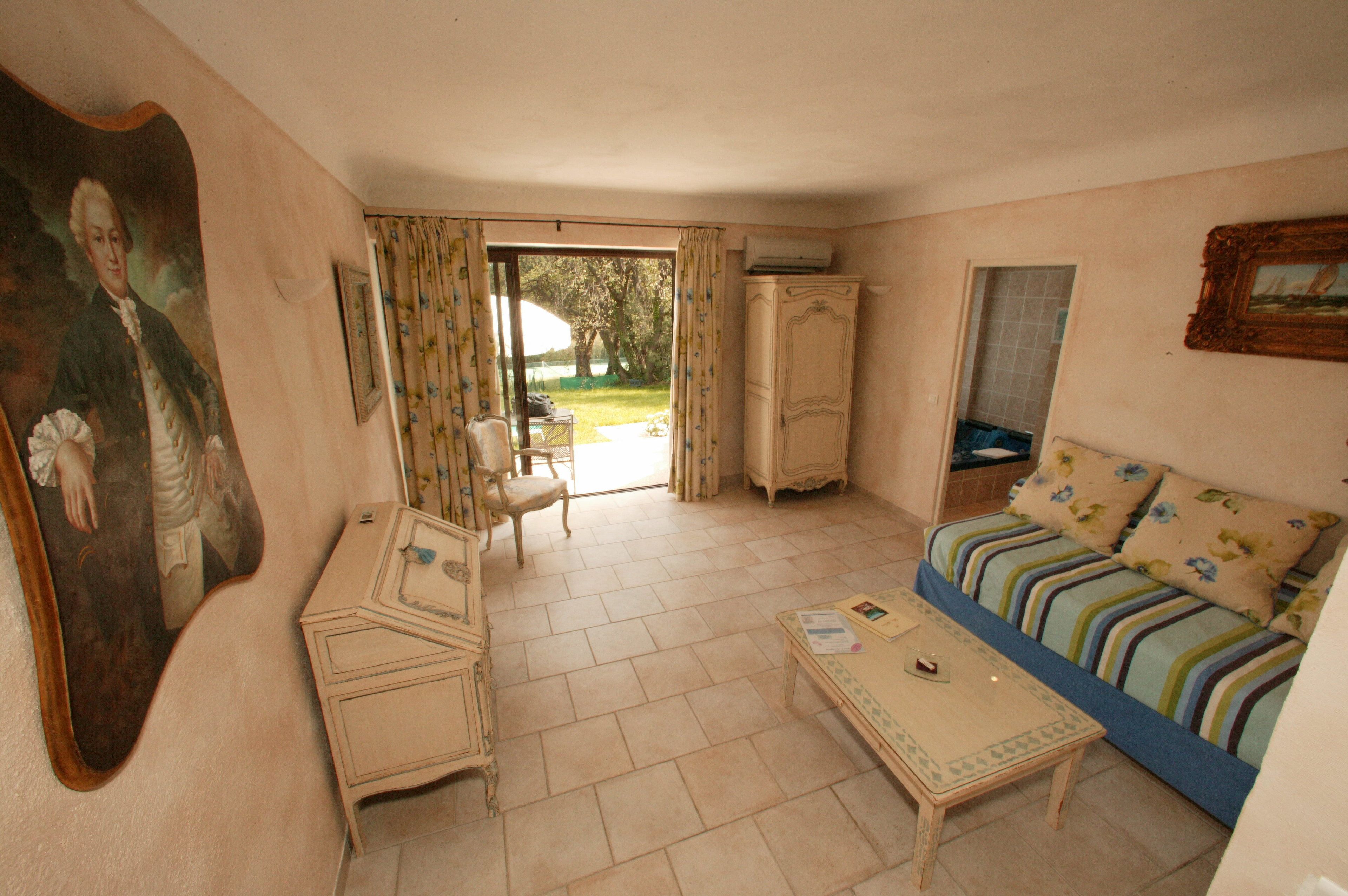 suite | minibar, in-room safe, blackout curtains, wifi