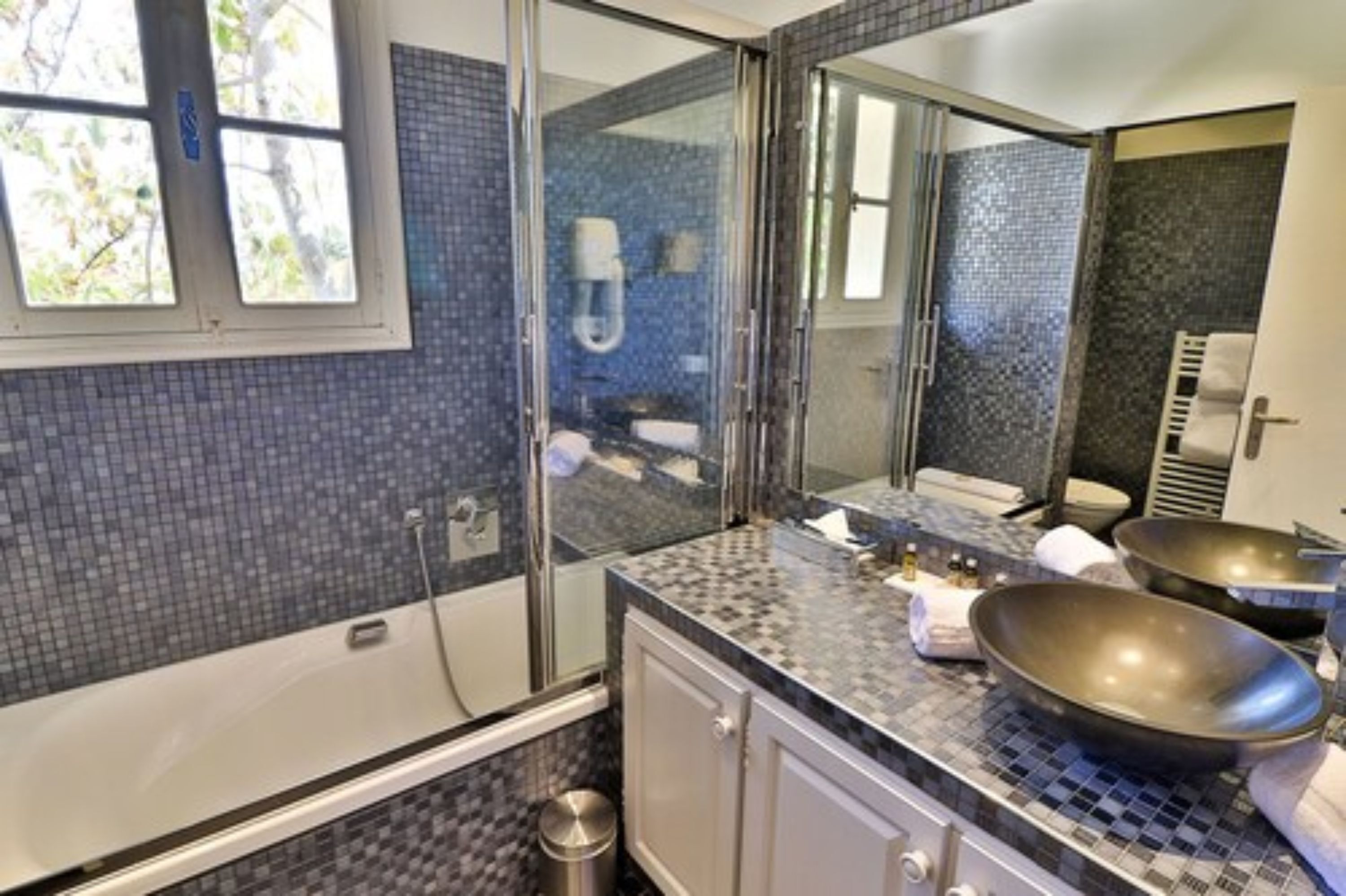 comfort double room | bathroom | bathtub, free toiletries, hair dryer, towels