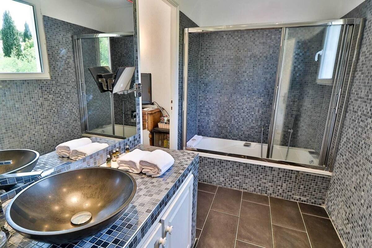 deluxe triple room, 1 bedroom | bathroom | bathtub, free toiletries, hair dryer, towels