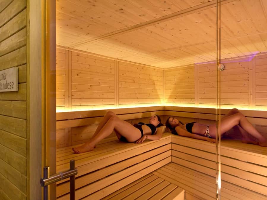 Sauna, hot tub
