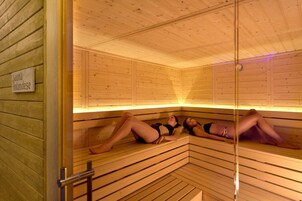 Sauna, hot tub