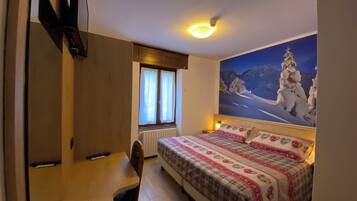 Een kluis op de kamer, een bureau, verduisterende gordijnen, babybedden