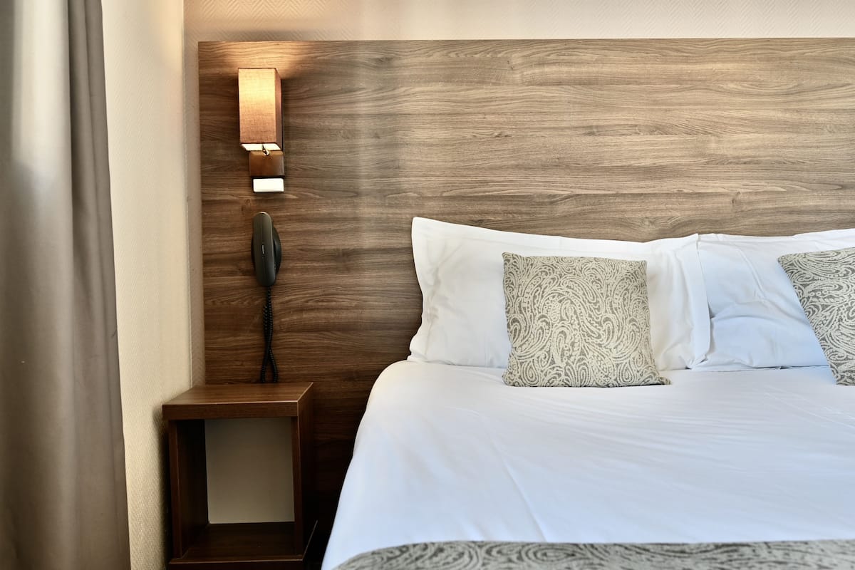 Comfort-Doppel- oder -Zweibettzimmer, eigenes Bad | Schreibtisch, Verdunkelungsvorhänge, schallisolierte Zimmer