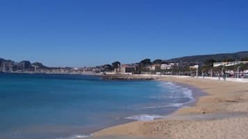 Una spiaggia nelle vicinanze