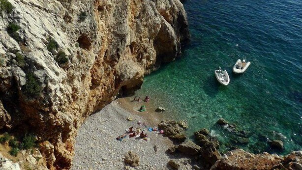 A coastal landscape with rocky cliffs, clear blue sea, and a sandy beach. - Hotel La Rotonde (La Ciotat)