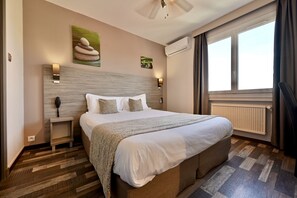 デスク、遮光カーテン、防音設備、アイロン / アイロン台