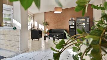 Coin salon dans le hall