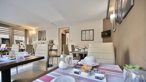 A dining area with tables set for breakfast, including plates, cups, and cutlery. - Hotel La Rotonde (La Ciotat)