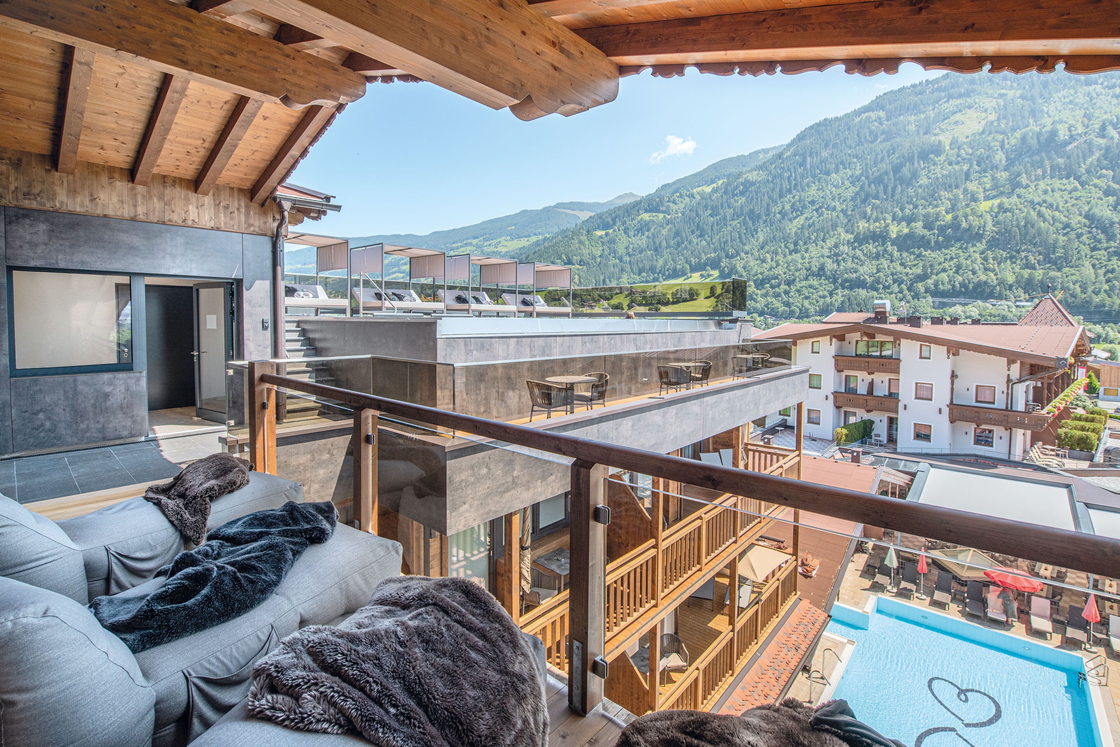 Piscine couverte, 2 piscines extérieures, parasols de plage