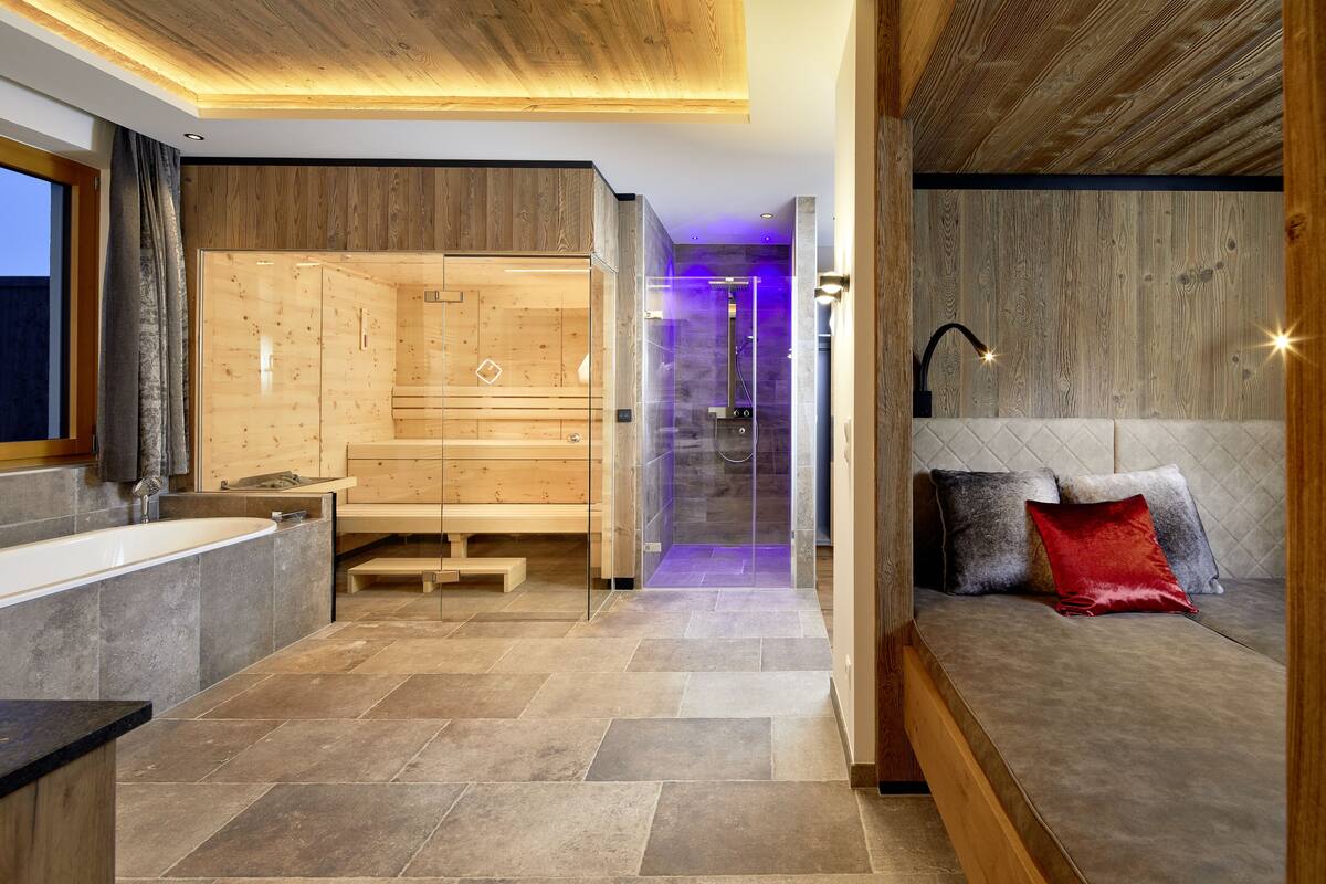 deluxe suite, 2 bedrooms, sauna, lake view (deluxe_on point) | bathroom | hair dryer, bathrobes, slippers, towels