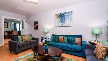 Cottage Familial, 2 chambres | Salle de séjour | Télévision de 32 pouces avec chaßnes par cùble