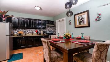 Cottage Familial, 2 chambres | Coin cuisine privé | Nécessaire de nettoyage