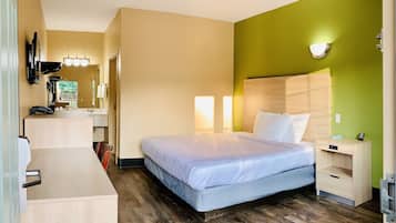 Standard Room, 1 King Bed, Non Smoking | Laptop workspace, blackout curtains, iron/ironing board, free WiFi