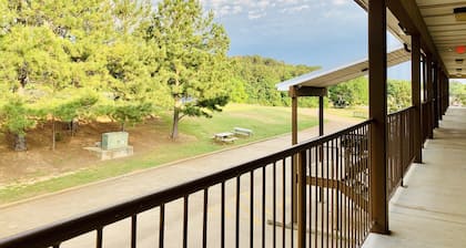 Weston Inn & Suites