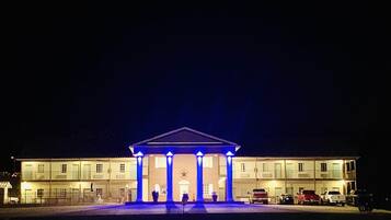 Voorkant accommodatie - avond/nacht