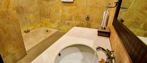 Un baño con bañera, lavamanos y ducha.