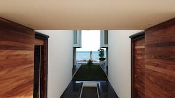 Pintu masuk properti