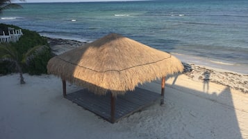 En la playa, playa de arena blanca y camas de playa gratuitas