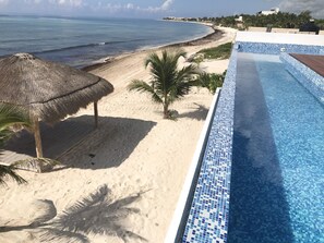 En la playa, playa de arena blanca y camas de playa gratuitas