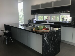 Großer Kühlschrank, Mikrowelle, Ofen, Geschirrspüler