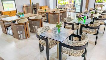 2 restaurants, spécialités Cuisine locale et internationale