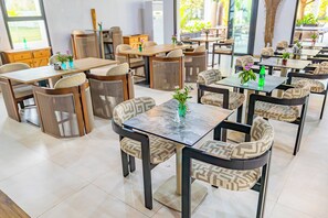 2 间餐厅，供应早餐、午餐和晚餐，本地与国际菜